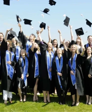 Mezuniyet töreni öncesi üniversiteden yapılan ”topuklu ayakkabı” duyurusu infiale yol açtı