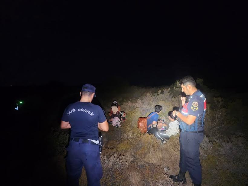 AYVALIK’TA 5’İ ÇOCUK, 10 GÖÇMEN YAKALANDI