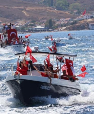 Avşa Adası'nda 30 Ağustos Tekneler ile Kortej Eşliğinde Kutlandı