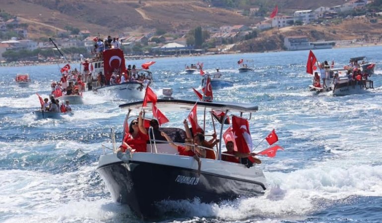 Avşa Adası'nda 30 Ağustos Tekneler ile Kortej Eşliğinde Kutlandı