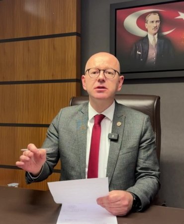 CHP’li Serkan Sarı’dan Ayvalık’taki Atatürk Heykeline saldırıya sert tepki!