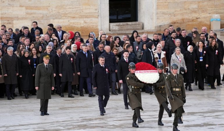 aa_20241124_36276644_36276628_milli_egitim_bakani_tekin_tum_illerden_gelen_ogretmenlerle_anitkabiri_ziyaret_etti_1200x765