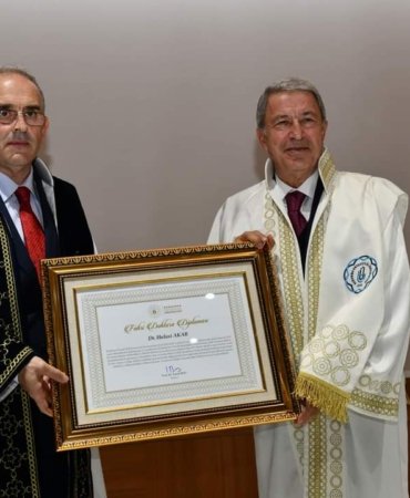 BANÜ'DEN AKAR'A FAHRİ DOKTORA ÜNVANI