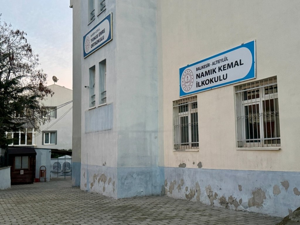 3 TABELADAN BİRİ İNDİRİLDİ AMA 3 OKUL YİNE AYNI BİNADA