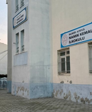 3 TABELADAN BİRİ İNDİRİLDİ AMA 3 OKUL YİNE AYNI BİNADA