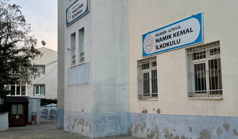 3 TABELADAN BİRİ İNDİRİLDİ AMA 3 OKUL YİNE AYNI BİNADA