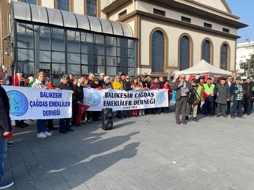 EMEKLİLERDEN İKTİDARA KIRMIZI KART