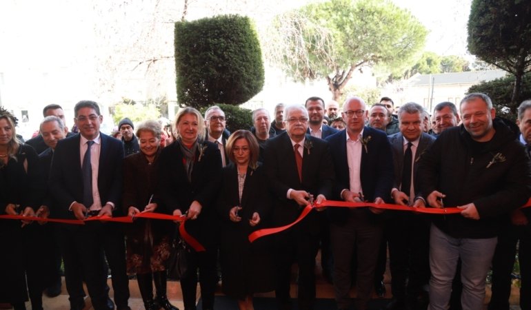 Burhaniye’nin artık bir Halk Market’i var