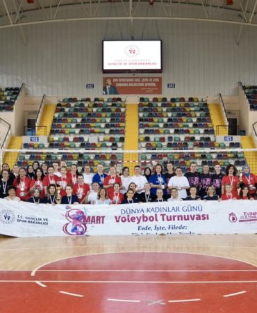 “8 Mart Dünya Kadınlar Günü Voleybol Turnuvası”nda Filede Dostluk ve Rekabet