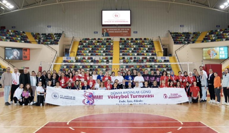 “8 Mart Dünya Kadınlar Günü Voleybol Turnuvası”nda Filede Dostluk ve Rekabet