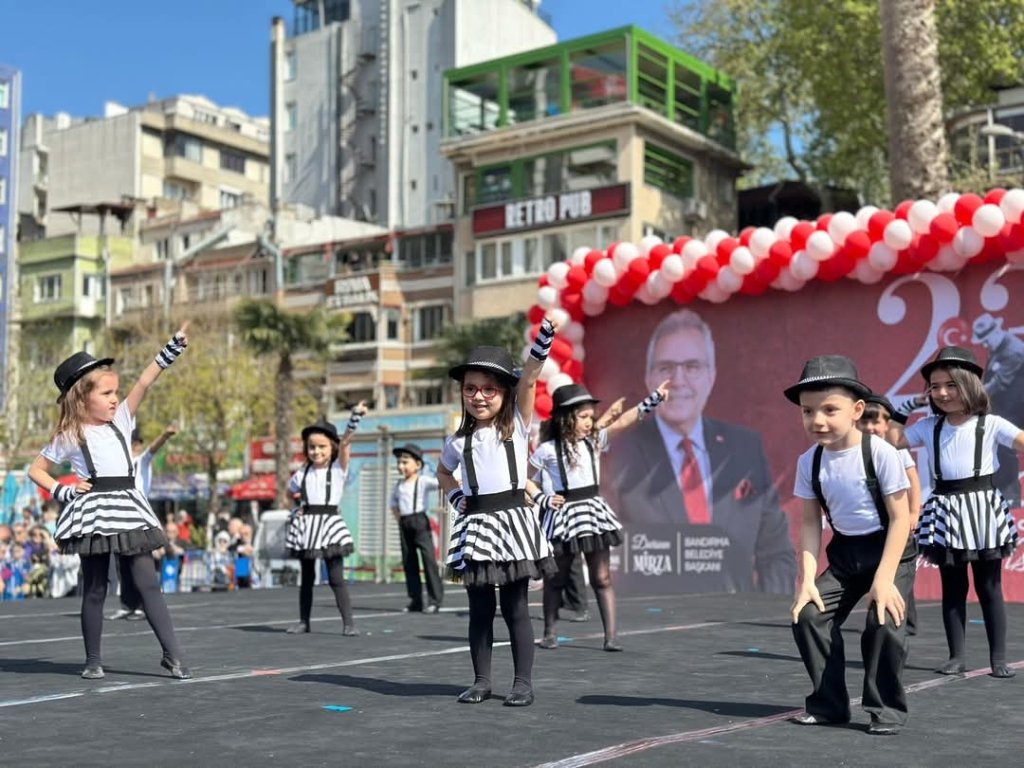 Bandırma’da 23 Nisan Coşkusu Cumhuriyet Meydanı’nı Şenlendirdi