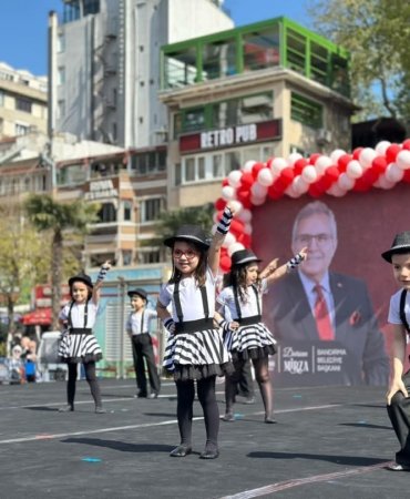 Bandırma’da 23 Nisan Coşkusu Cumhuriyet Meydanı’nı Şenlendirdi