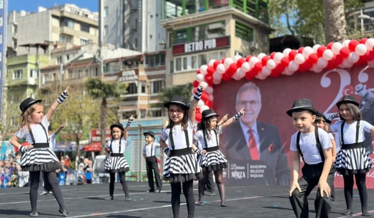 Bandırma’da 23 Nisan Coşkusu Cumhuriyet Meydanı’nı Şenlendirdi