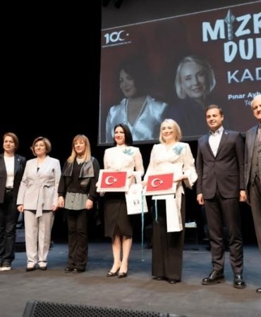 “MIZRAK DURUŞLU KADINLAR” GÖSTERİSİ BALIKESİR’DE SAHNE ALDI