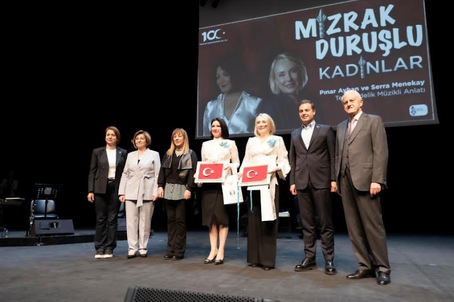 “MIZRAK DURUŞLU KADINLAR” GÖSTERİSİ BALIKESİR’DE SAHNE ALDI