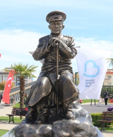 Milli mücadele kahramanı Tıbbiyeli Hikmet’e saygı: Anıt törenle açıldı