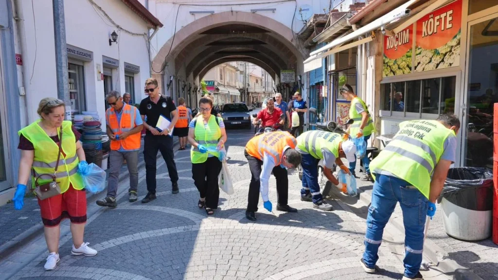 Burhaniye'de Temizlik Projesi: Çöp Atma, Sokağına Sahip Çık
