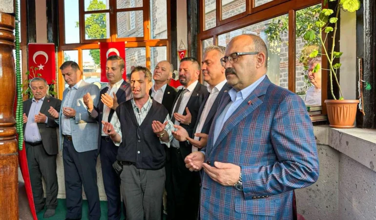 Balıkesir’de Gelenek Bozulmadı: Bayramlaşma Zağnos Paşa Camii’nde Gerçekleşti