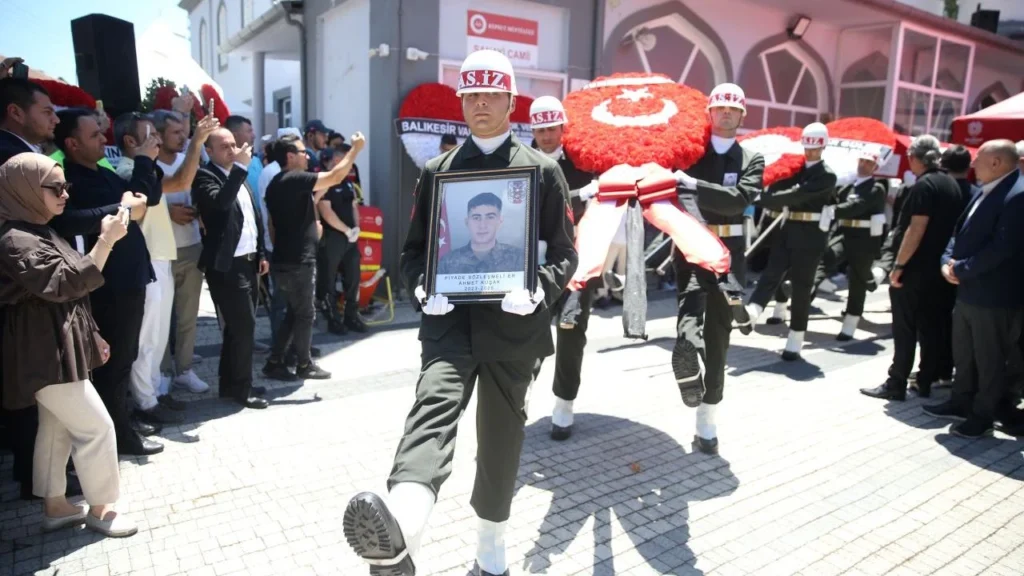 Balıkesir Şehidine Ağladı: Şehit Ahmet Kuşak Gözyaşlarıyla Son Yolculuğuna Uğurlandı