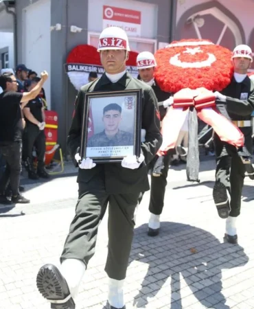 Balıkesir Şehidine Ağladı: Şehit Ahmet Kuşak Gözyaşlarıyla Son Yolculuğuna Uğurlandı