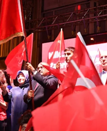 Milli İrade Meydanı'nda Demokrasi Nöbeti