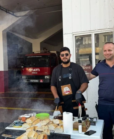 Ayvalık’ta Kahraman İtfaiyecilere Kokoreçli Teşekkür