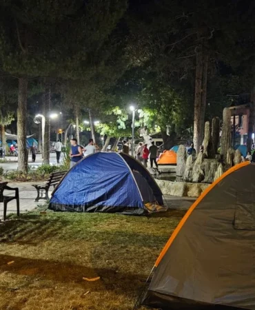 Balıkesir Sındırgı'da 4.8 Büyüklüğünde Depremin Ardından Halk Sokaklara Döküldü!