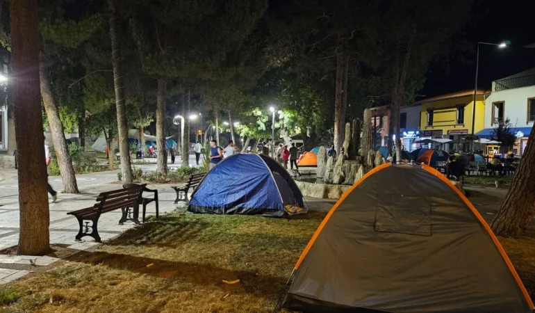 Balıkesir Sındırgı'da 4.8 Büyüklüğünde Depremin Ardından Halk Sokaklara Döküldü!