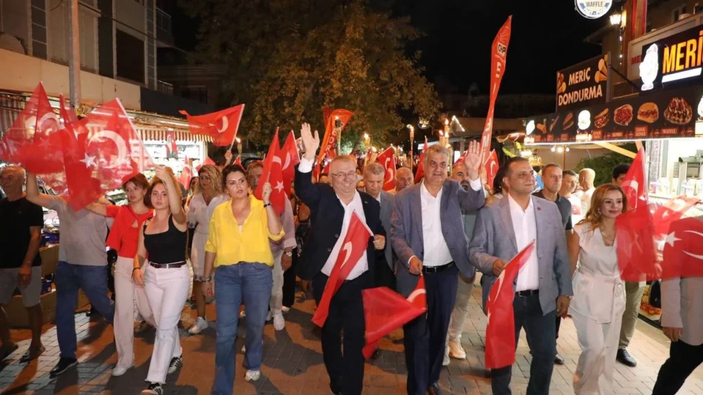 ''YOLUMUZ KOCATEPE'NİN,İZMİR'İN DAĞLARINDA ÇİÇEK AÇTIRANLARIN YOLUDUR''