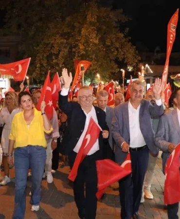 ''YOLUMUZ KOCATEPE'NİN,İZMİR'İN DAĞLARINDA ÇİÇEK AÇTIRANLARIN YOLUDUR''