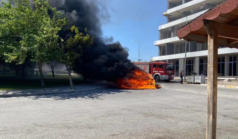 Balıkesir’de Korkutan Araç Yangını: Plevne Mahallesi’nde Alevler Kısa Sürede Söndürüldü