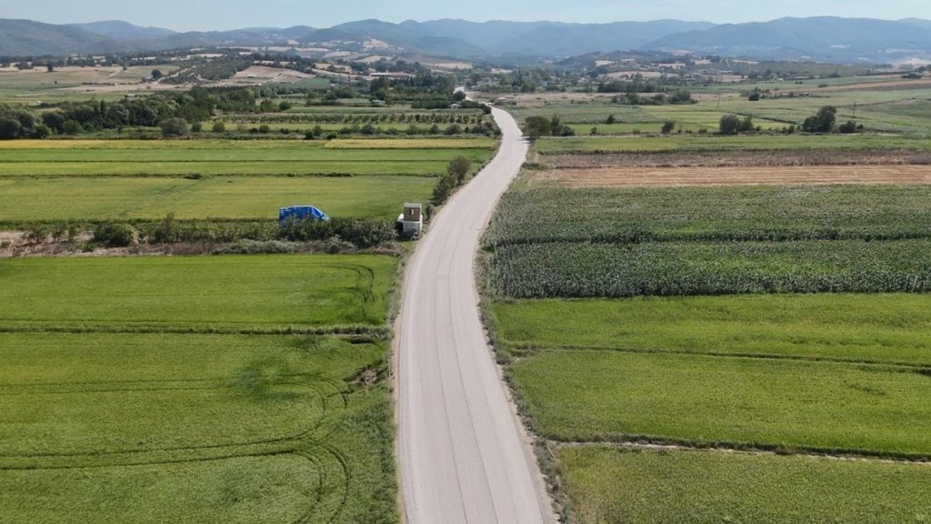 Büyükşehir, yıllardır hizmet bekleyen yolları asfaltla buluşturuyor
