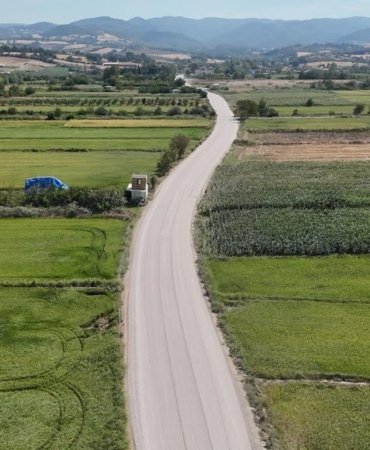 Büyükşehir, yıllardır hizmet bekleyen yolları asfaltla buluşturuyor