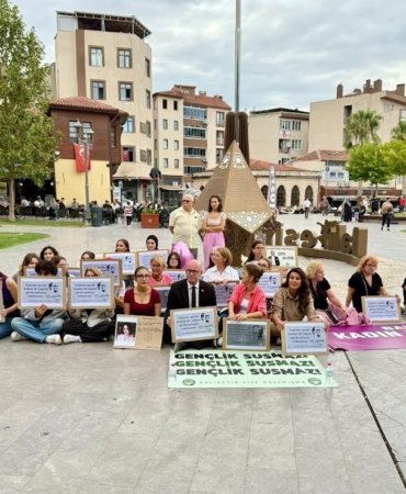 BALIKESİR LİSE DAYANIŞMASI'NDAN KADIN CİNAYETLERİNE PROTESTO EYLEMİ