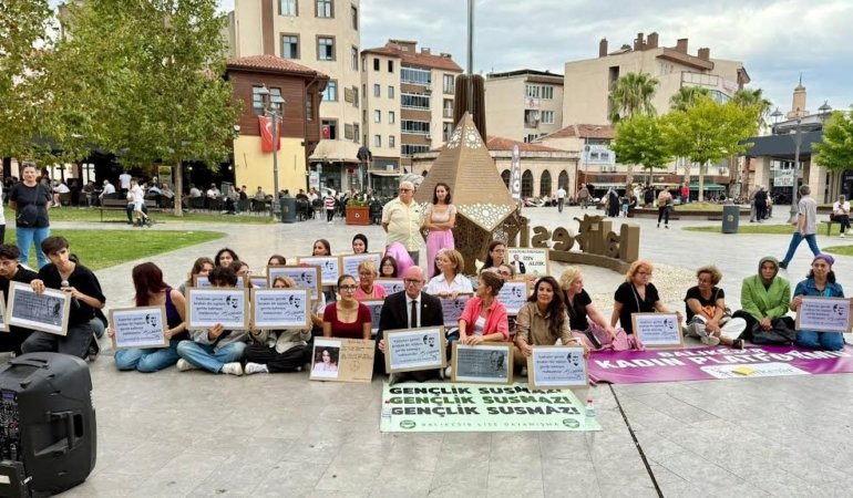 BALIKESİR LİSE DAYANIŞMASI'NDAN KADIN CİNAYETLERİNE PROTESTO EYLEMİ