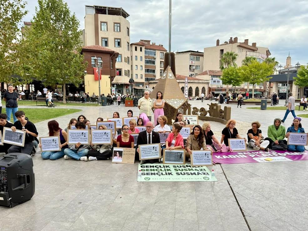 BALIKESİR LİSE DAYANIŞMASI'NDAN KADIN CİNAYETLERİNE PROTESTO EYLEMİ