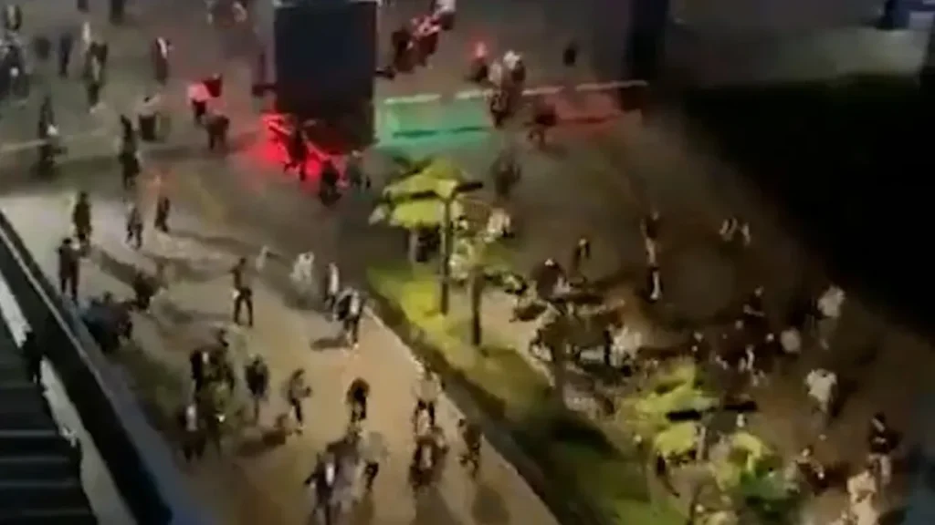 CHP İstanbul İl Başkanlığı Önünde Gerilim!