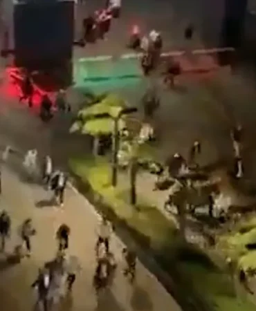 CHP İstanbul İl Başkanlığı Önünde Gerilim!