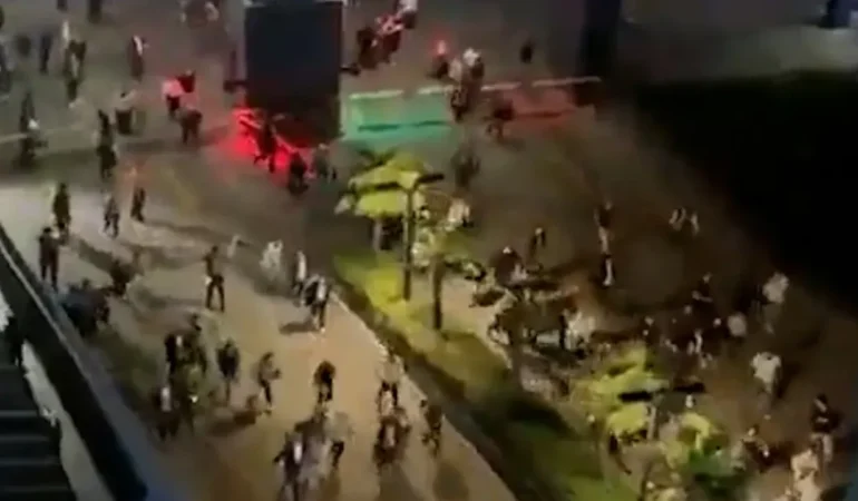 CHP İstanbul İl Başkanlığı Önünde Gerilim!