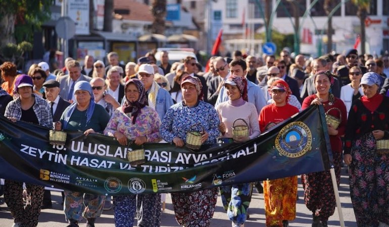 ZEYTİN HASADI, KONSERLER, ZEYTİN VE ZEYTİNYAĞI PAZARI, SÖYLEŞİLER, PANELLER, WORSHOPLAR İLE DOPDOLU BİR FESTİVAL…