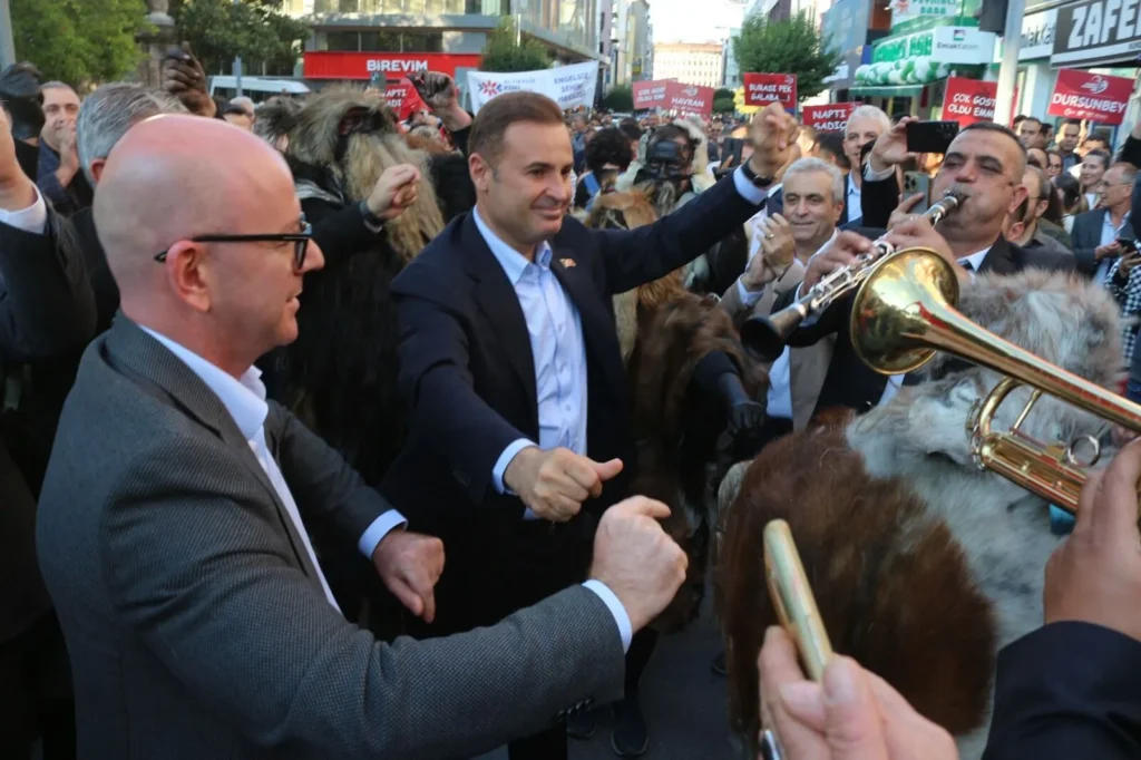 10.10 Dünya Balıkesirliler Günü Coşkusu: Cumhuriyet Meydanı Yeniden Hayat Buldu