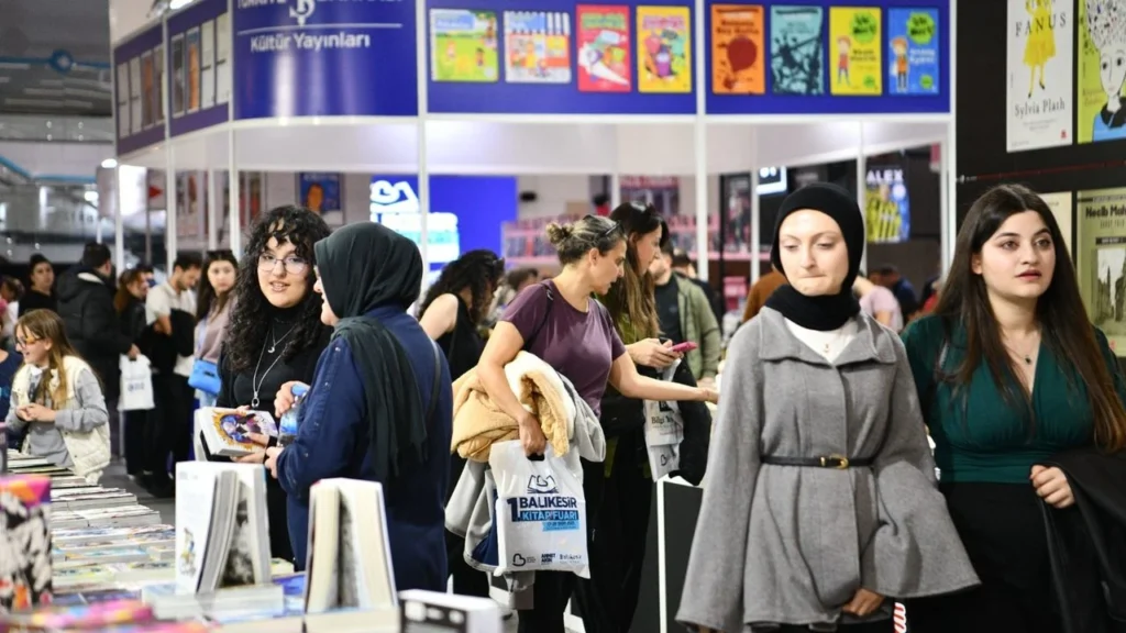 Balıkesir Kitap Fuarı’nı ilk iki günde 35 bin kişi ziyaret etti