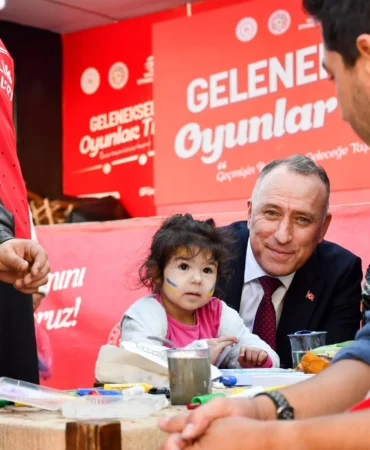 Sındırgı'da depremzede çocuklara moral