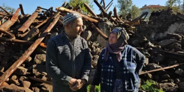 Sındırgı'da Depremde Hasar Gören Yapılar Yıkılıyor