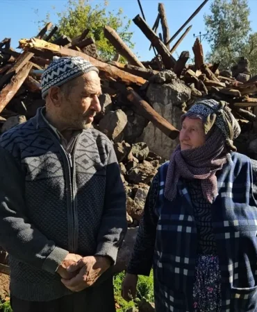 Sındırgı'da Depremde Hasar Gören Yapılar Yıkılıyor