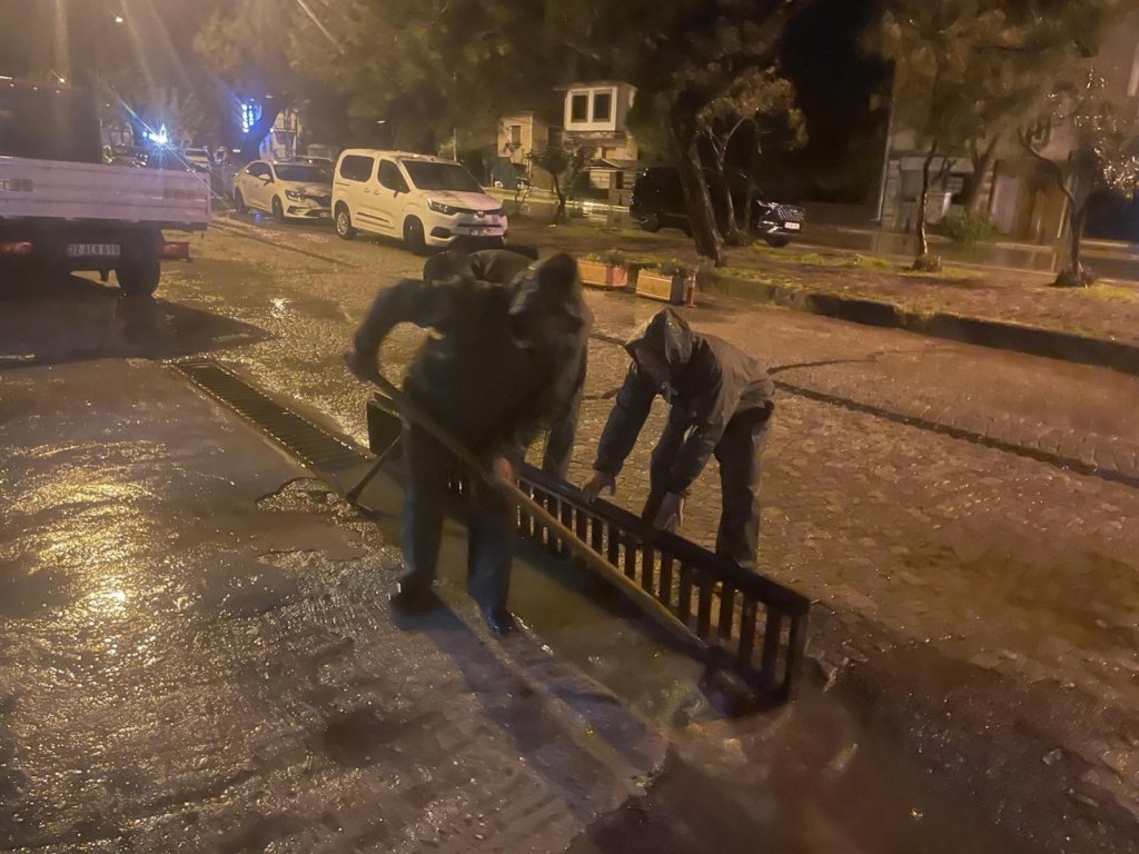 AYVALIK BELEDİYESİ YAĞIŞLAR SONRASI TEYAKKUZDA: TÜM EKİPLER 24 SAAT SAHADA