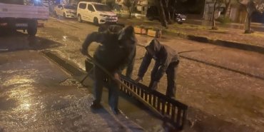 AYVALIK BELEDİYESİ YAĞIŞLAR SONRASI TEYAKKUZDA: TÜM EKİPLER 24 SAAT SAHADA