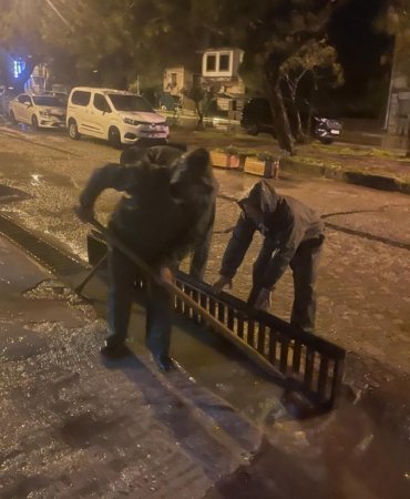 AYVALIK BELEDİYESİ YAĞIŞLAR SONRASI TEYAKKUZDA: TÜM EKİPLER 24 SAAT SAHADA
