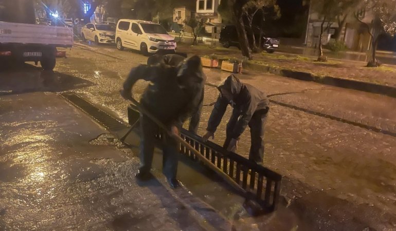 AYVALIK BELEDİYESİ YAĞIŞLAR SONRASI TEYAKKUZDA: TÜM EKİPLER 24 SAAT SAHADA
