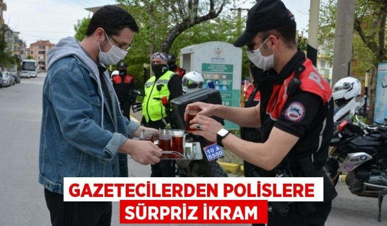 GAZETECİLERDEN POLİSLERE SÜRPRİZ İKRAM